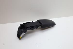 Gebruikte Armleuning Volvo V40 (MV) 2.0 D3 16V Prijs € 50,00 Margeregeling aangeboden door Auto Demontage Elferink B.V.