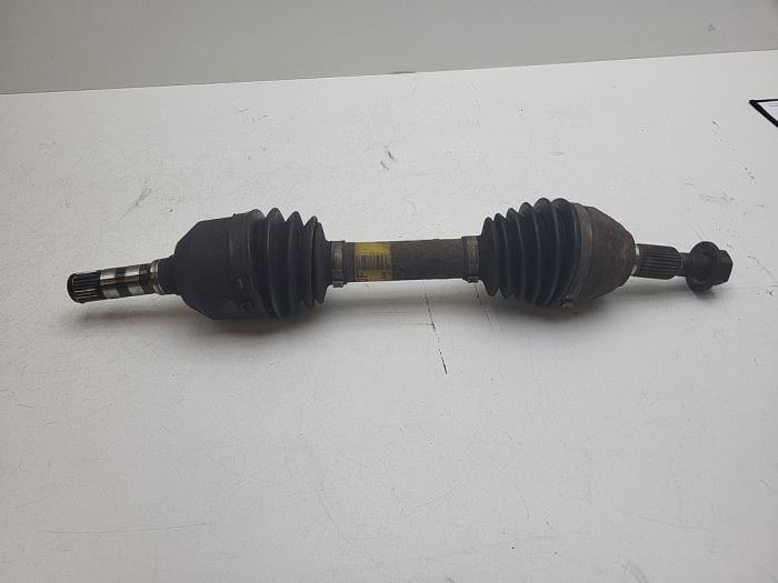 Gebruikte Aandrijfas links-voor Saab 9-3 II (YS3F) 1.8t 16V Prijs € 50,00 Margeregeling aangeboden door Auto Demontage Elferink B.V.