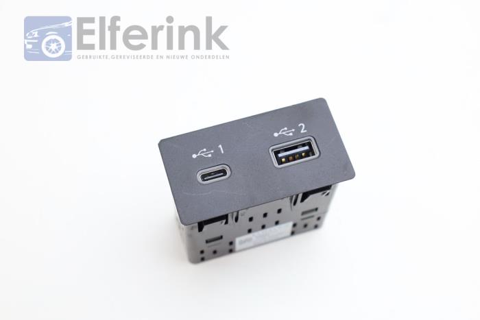 AUX/USB aansluiting Lynk & Co 01