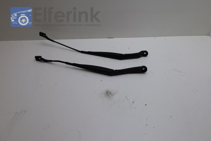 Front wiper arm Lynk & Co 01