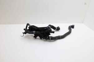 Gebruikte Thermostaathuis Volvo XC40 (XZ) 1.5 T5 Plug-in Hybrid 16V Prijs € 100,00 Margeregeling aangeboden door Auto Demontage Elferink B.V.