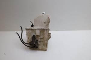 Gebruikte Ruitensproeiertank voor Saab 9-3 Sport Estate (YS3F) 1.9 TiD Prijs € 40,00 Margeregeling aangeboden door Auto Demontage Elferink B.V.