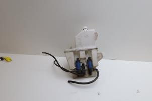 Gebruikte Ruitensproeiertank voor Saab 9-3 Sport Estate (YS3F) 1.9 TiD 16V Prijs € 50,00 Margeregeling aangeboden door Auto Demontage Elferink B.V.