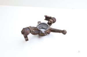 Gebruikte Fusee houder links-voor Saab 900 I 2.1 i 16V Prijs € 35,00 Margeregeling aangeboden door Auto Demontage Elferink B.V.