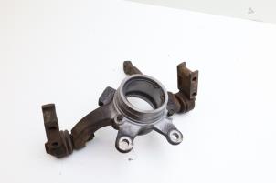 Gebruikte Fusee houder links-voor Saab 900 I Combi Coupé 2.0 i Prijs € 35,00 Margeregeling aangeboden door Auto Demontage Elferink B.V.