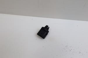 Gebruikte Sensor Temeratuur buiten Volvo V70 (GW/LW/LZ) 2.4 XC LPT 4x4 20V Prijs € 25,00 Margeregeling aangeboden door Auto Demontage Elferink B.V.