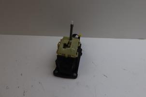 Gebruikte Versnellingspook Volvo V40 (MV) 2.0 D4 16V Prijs € 65,00 Margeregeling aangeboden door Auto Demontage Elferink B.V.