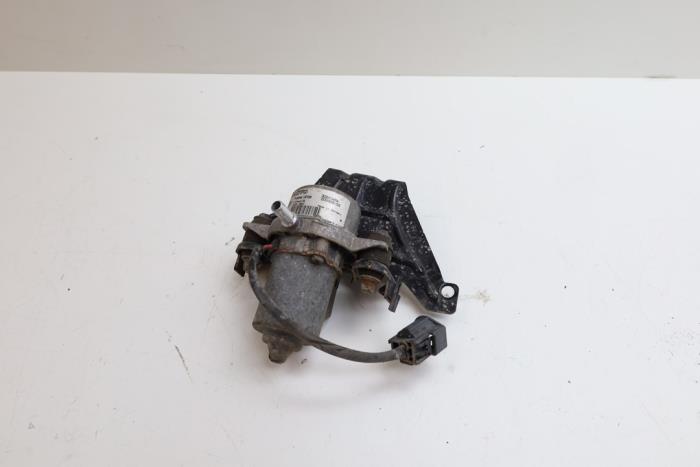 Gebruikte Vacuumpomp Rembekrachtiging Volvo S60 I (RS/HV) 2.4 20V 140 Prijs € 125,00 Margeregeling aangeboden door Auto Demontage Elferink B.V.