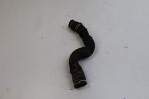 Gebruikte Waterslang aansluiting Saab 9-3 II Sport Sedan (YS3F) 2.0t 16V Prijs € 25,00 Margeregeling aangeboden door Auto Demontage Elferink B.V.