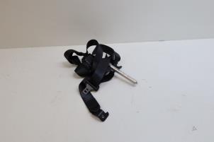 Gebruikte Veiligheidsgordel midden-achter Volvo V70 (SW) 2.4 20V 140 Prijs € 100,00 Margeregeling aangeboden door Auto Demontage Elferink B.V.