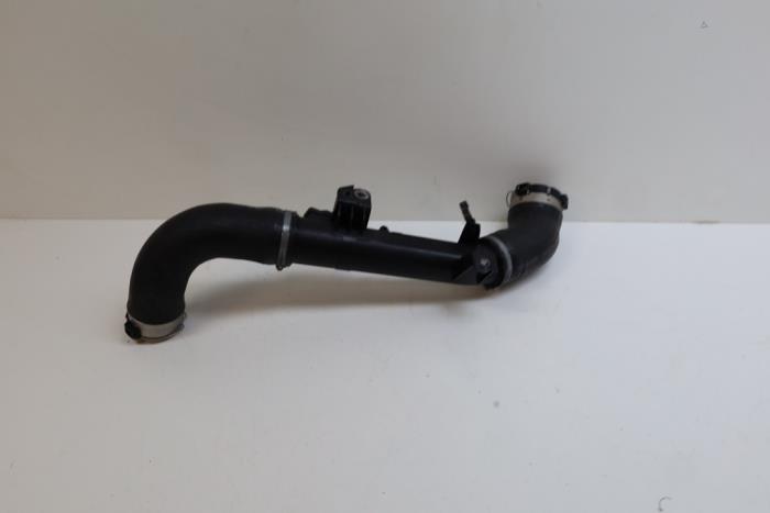Gebruikte Intercooler Buis Volvo XC60 II (UZ) 2.0 T5 16V AWD Prijs € 100,00 Margeregeling aangeboden door Auto Demontage Elferink B.V.