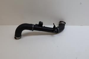 Gebruikte Intercooler Buis Volvo XC60 II (UZ) 2.0 T5 16V AWD Prijs € 100,00 Margeregeling aangeboden door Auto Demontage Elferink B.V.