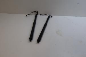 Gebruikte Gasdemperset Achterklep Volvo XC60 II (UZ) 2.0 T5 16V AWD Prijs € 250,00 Margeregeling aangeboden door Auto Demontage Elferink B.V.