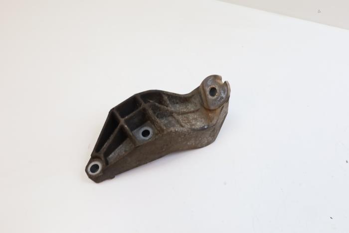 Gebruikte Versnellingsbak Steun Saab 9-3 I (YS3D) 2.0t 16V Ecopower Prijs € 25,00 Margeregeling aangeboden door Auto Demontage Elferink B.V.