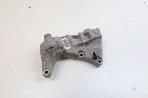 Gebruikte Dynamosteun onder Volvo XC60 II (UZ) 2.0 T5 16V AWD Prijs € 40,00 Margeregeling aangeboden door Auto Demontage Elferink B.V.