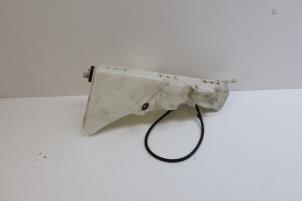 Gebruikte Ruitensproeiertank voor Volvo XC60 II (UZ) 2.0 T5 16V AWD Prijs € 50,00 Margeregeling aangeboden door Auto Demontage Elferink B.V.