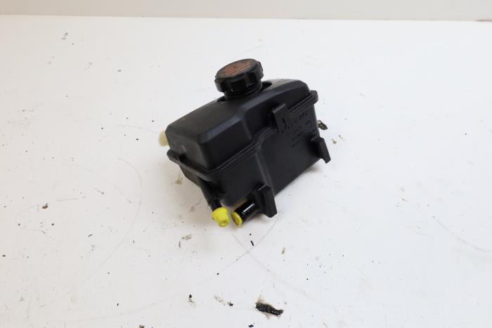 Gebruikte Servo Oliereservoir Volvo XC90 I 2.9 T6 24V Prijs € 25,00 Margeregeling aangeboden door Auto Demontage Elferink B.V.