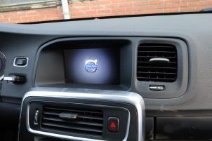 Gebruikte Display Multi Media regelunit Volvo S60 II (FS) 1.6 T3 16V Prijs € 90,00 Margeregeling aangeboden door Auto Demontage Elferink B.V.