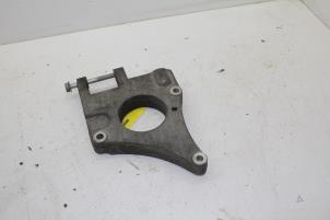 Gebruikte Versnellingsbak Steun Saab 9-5 (YS3E) 2.0t 16V Prijs € 25,00 Margeregeling aangeboden door Auto Demontage Elferink B.V.