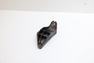 Gebruikte Versnellingsbak Steun Saab 900 II (YS3D) 2.0 SE Turbo 16V Prijs € 25,00 Margeregeling aangeboden door Auto Demontage Elferink B.V.