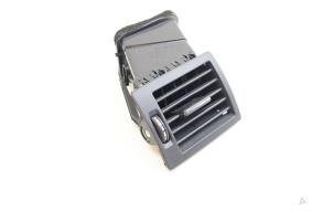 Gebruikte Luchtrooster Dashboard Mercedes B (W245) 2.0 B-200 16V Turbo Prijs € 25,00 Margeregeling aangeboden door Auto Demontage Elferink B.V.