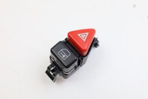 Gebruikte Alarmlicht Schakelaar Mercedes A (W168) 1.6 A-160 Prijs € 25,00 Margeregeling aangeboden door Auto Demontage Elferink B.V.