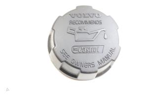 Gebruikte Oliedop Volvo V70 (SW) 2.4 D5 20V Prijs € 25,00 Margeregeling aangeboden door Auto Demontage Elferink B.V.