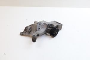 Gebruikte Dynamosteun onder Saab 9-5 Estate (YS3E) 2.3t 16V Prijs € 40,00 Margeregeling aangeboden door Auto Demontage Elferink B.V.