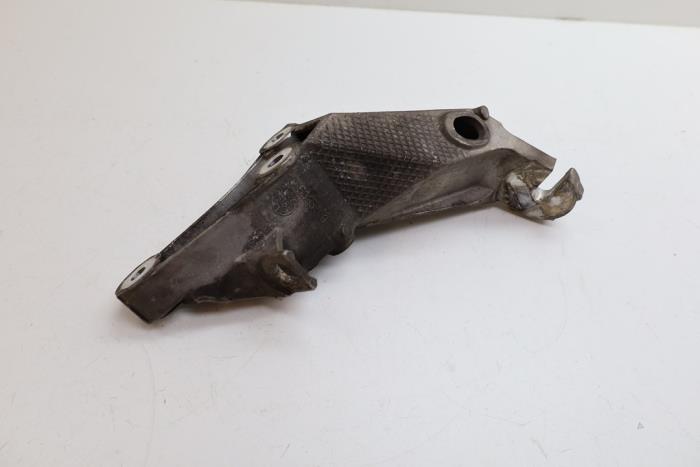 Gebruikte Versnellingsbak Steun Saab 9-5 (YS3E) 2.0t 16V Prijs € 35,00 Margeregeling aangeboden door Auto Demontage Elferink B.V.