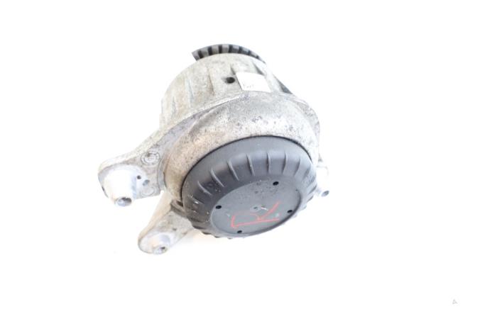 Gebruikte Motorsteun Mercedes E (W213) E-220d 2.0 Turbo 16V Prijs € 30,00 Margeregeling aangeboden door Auto Demontage Elferink B.V.