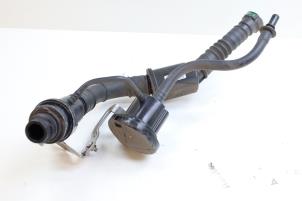 Gebruikte Vulpijp ad-blue tank Mercedes E (W213) E-220d 2.0 Turbo 16V Prijs € 75,00 Margeregeling aangeboden door Auto Demontage Elferink B.V.