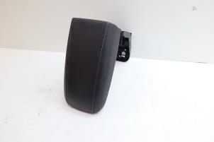 Gebruikte Armleuning Volvo V40 (MV) 2.0 T2 16V Prijs € 75,00 Margeregeling aangeboden door Auto Demontage Elferink B.V.