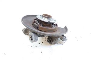 Gebruikte Fusee rechts-achter Volvo V70 (SW) 2.4 D5 20V Prijs € 75,00 Margeregeling aangeboden door Auto Demontage Elferink B.V.