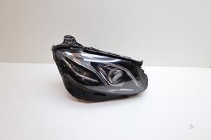 Gebruikte Koplamp rechts Mercedes E (W213) E-220d 2.0 Turbo 16V Prijs € 950,00 Margeregeling aangeboden door Auto Demontage Elferink B.V.