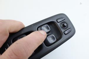 Gebruikte Ruit schakelaar elektrisch Volvo V70 (SW) 2.4 D5 20V Prijs € 50,00 Margeregeling aangeboden door Auto Demontage Elferink B.V.