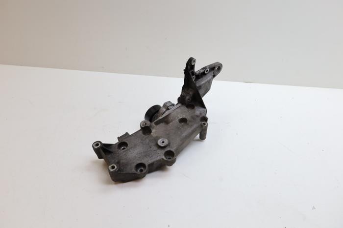 Gebruikte Dynamosteun onder Volvo V70 (SW) 2.5 R Turbo 20V Prijs € 50,00 Margeregeling aangeboden door Auto Demontage Elferink B.V.