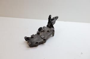 Gebruikte Dynamosteun onder Volvo V70 (SW) 2.5 R Turbo 20V Prijs € 50,00 Margeregeling aangeboden door Auto Demontage Elferink B.V.