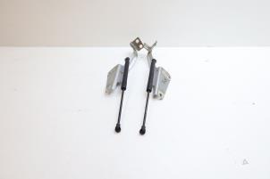 Gebruikte Motorkap Scharnier Mercedes Citan (415.6) 1.5 109 CDI Prijs € 50,00 Margeregeling aangeboden door Auto Demontage Elferink B.V.