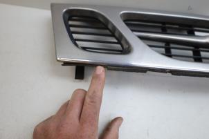 Gebruikte Grille Saab 9-3 I (YS3D) 2.0t 16V Ecopower Prijs € 25,00 Margeregeling aangeboden door Auto Demontage Elferink B.V.