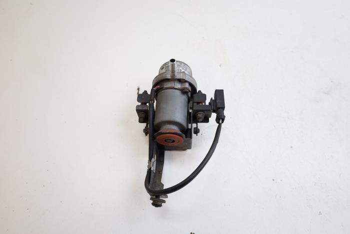 Gebruikte Vacuumpomp Rembekrachtiging Mercedes C (W203) 2.0 C-200K 16V Prijs € 75,00 Margeregeling aangeboden door Auto Demontage Elferink B.V.