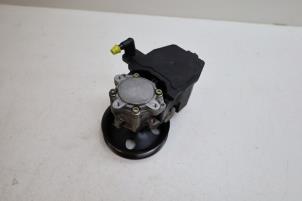 Gebruikte Pomp Servo Mercedes C (W203) 2.0 C-200K 16V Prijs € 75,00 Margeregeling aangeboden door Auto Demontage Elferink B.V.
