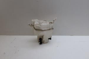 Gebruikte Ruitensproeiertank voor Volvo XC70 (BZ) 2.4 D5 20V AWD Prijs € 50,00 Margeregeling aangeboden door Auto Demontage Elferink B.V.