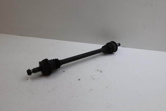 Gebruikte Aandrijfas links-achter Mercedes C (W204) 1.8 C-180 CGI 16V Prijs € 50,00 Margeregeling aangeboden door Auto Demontage Elferink B.V.