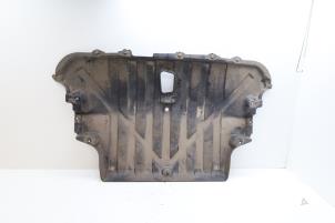 Gebruikte Beschermplaat bodem Mercedes A Limousine (177.1) 1.3 A-250 e Turbo 16V Prijs € 50,00 Margeregeling aangeboden door Auto Demontage Elferink B.V.