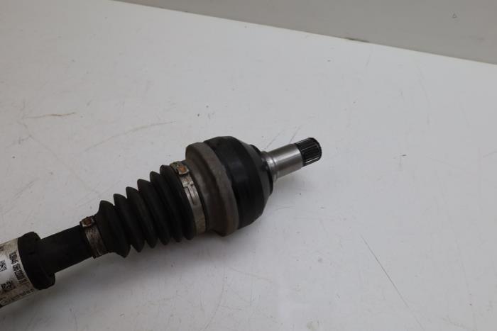 Aandrijfas links-voor van een Mercedes-Benz A Limousine (177.1) 1.3 A-250 e Turbo 16V 2022