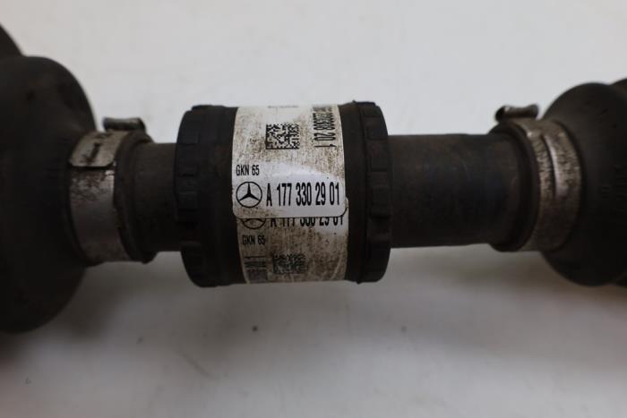 Aandrijfas links-voor van een Mercedes-Benz A Limousine (177.1) 1.3 A-250 e Turbo 16V 2022