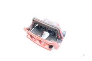 Gebruikte Remklauw (Tang) links-voor Mercedes A Limousine (177.1) 1.3 A-250 e Turbo 16V Prijs € 80,00 Margeregeling aangeboden door Auto Demontage Elferink B.V.