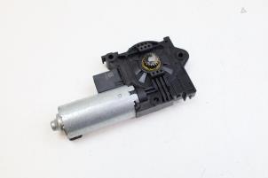 Gebruikte Schuifdak Motor Mercedes A Limousine (177.1) 1.3 A-250 e Turbo 16V Prijs € 100,00 Margeregeling aangeboden door Auto Demontage Elferink B.V.