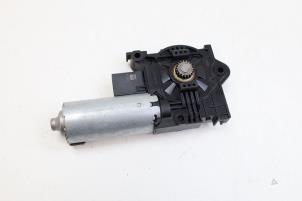 Gebruikte Schuifdak Motor Mercedes A Limousine (177.1) 1.3 A-250 e Turbo 16V Prijs € 100,00 Margeregeling aangeboden door Auto Demontage Elferink B.V.