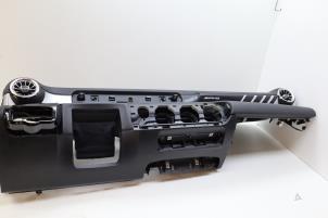 Gebruikte Dashboard Mercedes A-Klasse AMG (177.0) 2.0 A-35 AMG Turbo 16V 4Matic Prijs € 550,00 Margeregeling aangeboden door Auto Demontage Elferink B.V.